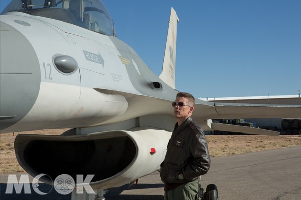 伊森霍克飾演無人戰鬥機駕駛員，角色形象非常沉默寡言。(圖片提供／采昌國際)