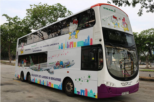 長榮航空於新加坡推出Hello Kitty彩繪巴士。（圖片來源／EVA Airways Corp. 長榮航空）