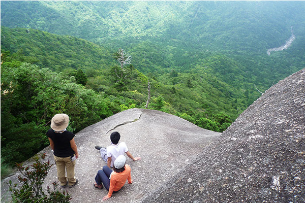 登上太鼓岩，將屋久島景色收進眼底。（圖片來源／JNTO）