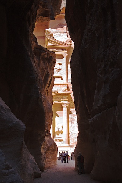 從峽谷里看出卡兹尼神殿。（圖片來源／Wikipedia）