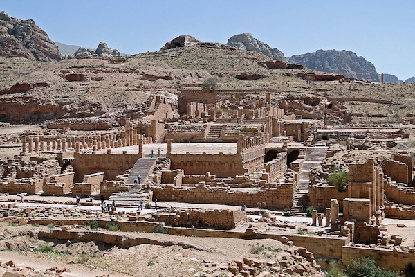 這個大型遺址說明了佩特拉曾有過大規模的寺廟。（圖片來源／Wikipedia ）