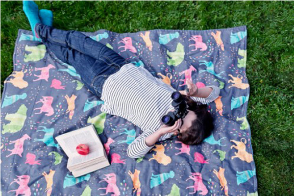 夠大的野餐墊，讓人可以舒服地躺下。(圖片來源／sewnnatural）