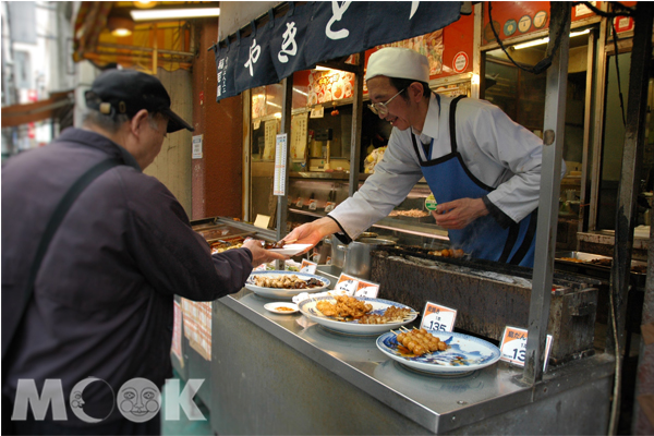 日本的傳統速食「燒鳥」。炭火燒烤甜辣醬汁所醞釀出來的香氣令人食慾大開。（巢鴨地藏通商店街）  ( 圖片提供 / 東京觀光財團(TCVB)