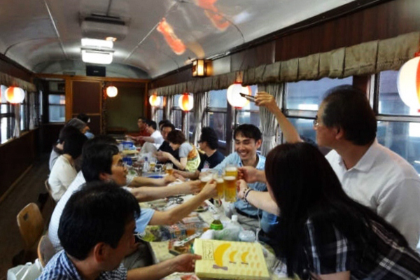 和三五好友一起預約啤酒列車，小飲狂歡。（圖片來源／大井川鐵道）