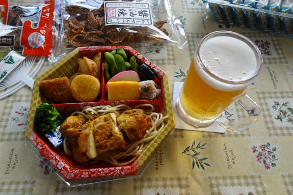 不僅有啤酒無限場飲還會提供下酒菜。（圖片來源／大井川鐵道）