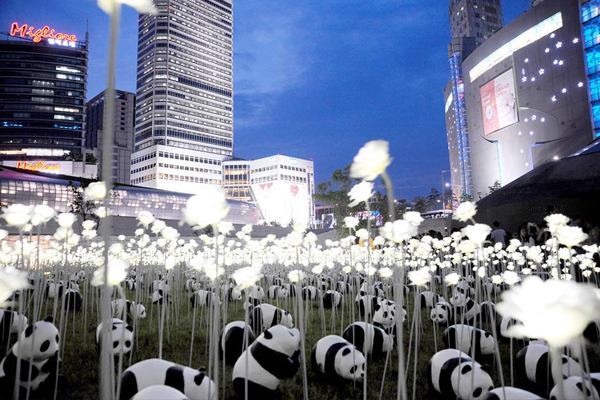 1600熊貓快閃LED玫瑰花海，場景相當逗趣可愛。（圖片來源／1600熊貓遊）