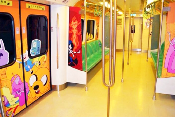 「阿寶與老皮」彩繪列車將一路陪著乘客到六月底。（圖片來源／高雄捷運）