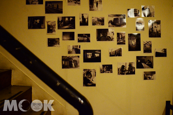 牆面貼滿了餐廳主人的旅行紀錄。（攝影／MOOK景點家廖啟佑）