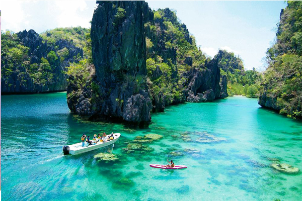 菲律賓湛藍的海水沁涼消暑。（圖片來源／secretflying）