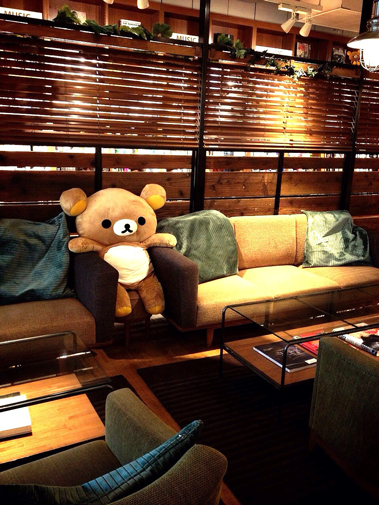 店內除了能見到拉拉熊圖樣融入空間，還有拉拉熊玩偶陪伴客人。（圖片來源／リラックマ Rilakkuma SAN-X）