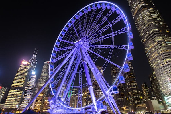 高達60米高的香港摩天輪，讓乘客欣賞維多利亞港的海景。（圖片來源／Le Dauphine ）