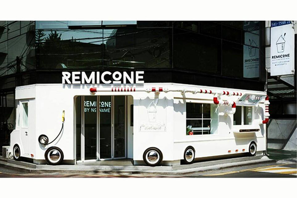 白色貨車造型的Remicone甜點店。（圖片來源／REMICONE）