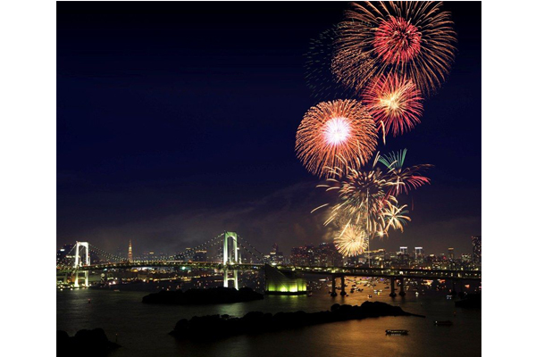 東京灣大華火祭於海面上施放，遊客可以從多角度欣賞燦爛花火。(圖片來源／matome.naver)