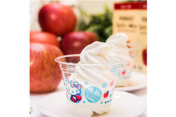 青森蘋果霜淇淋搭配限量40萬組的Hello Kitty愛蘋果外帶杯。（圖片來源／7-ELEVEN）
