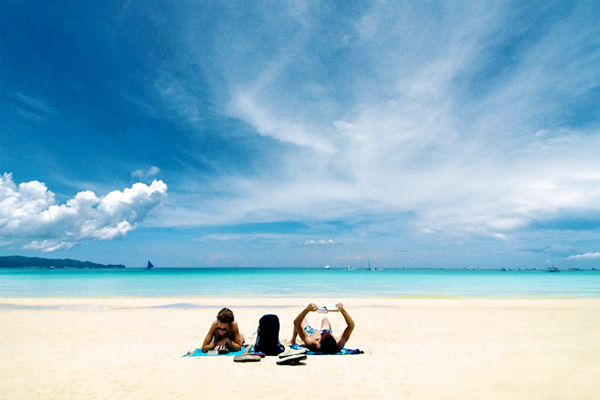 長灘島的碧海藍天曾獲選為亞洲最美海灘之一，吸引了全球遊客慕名而來。(圖片來源／It’s More Fun in the Philippines）