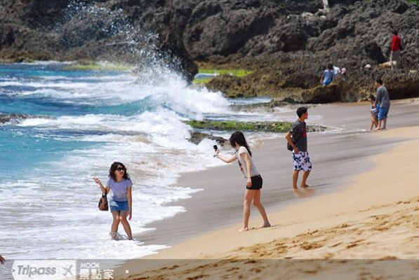 每到夏天，到墾丁戲水踏浪是必定的行程。(圖片提供／墨刻編輯部）