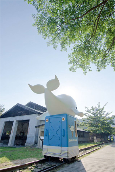 與可愛的叭噗白鯨冰淇淋一起漫遊鐵花村。（圖片來源／台東就醬玩 Amazing Taitung-台東縣觀旅處）