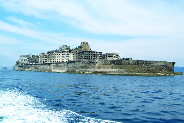 端島因側面形似日本軍艦-土佐號，因而被稱為軍艦島。（圖片來源／gunkanjima-tour）