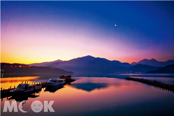 晨光下的日月潭，藍綠色的湖水與遠方山景相呼應是最美的時候。(圖片提供／墨刻編輯部)