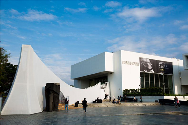 台北市立美術館戶外展出未知的質域裝置藝術。（圖片來源／台北市立美術館）