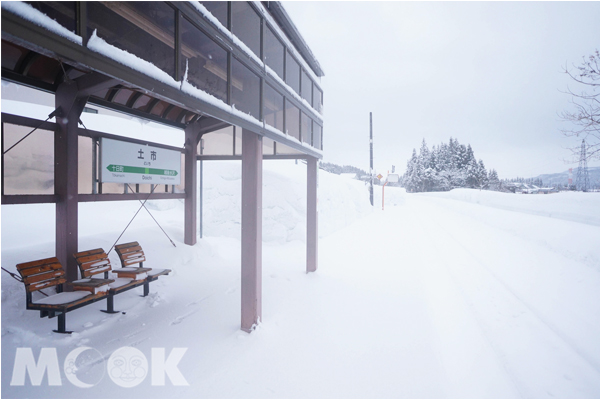 冬天的土市站遭白雪包覆。（圖片提供／墨色國際）