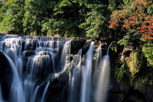 十分瀑布公園中的奇特大自然風景區真是此生必訪的景點。（圖片來源／New Taipei City Travel）