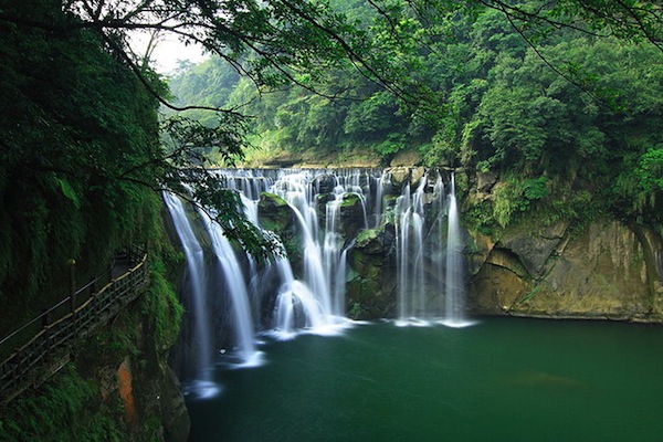 十分瀑布每日吸引不少各國旅客。（圖片來源／Wikipedia）