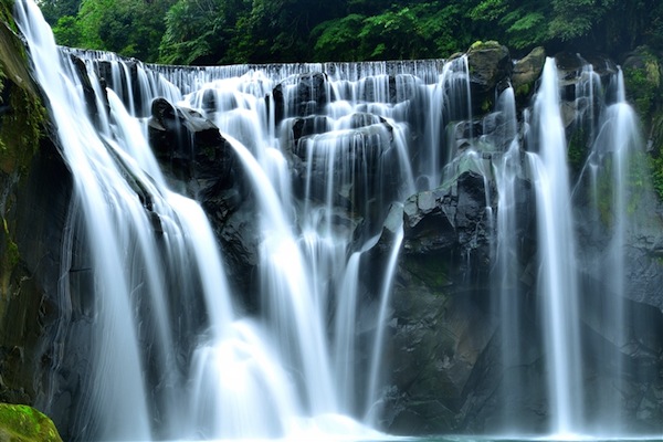 由於岩石與水流呈反方向，所以瀑布中的流水皆呈不規則狀。（圖片來源／New Taipei City Travel）