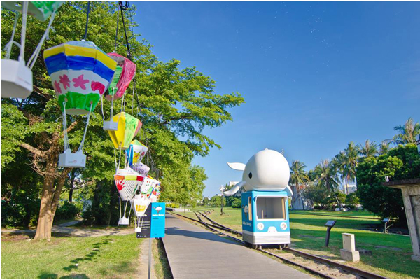 鐵花村近日多了叭噗白鯨冰淇淋更添可愛氣氛。（圖片來源／台東就醬玩 Amazing Taitung-台東縣觀旅處）