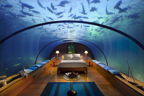 馬爾地夫康拉德酒店的房間，讓客人欣賞該地如幻幻似影般的海底世界。（圖片來源／Homesthetics ）
