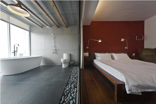 俐落的浴室與睡眠空間，呈現截然不同的空間風格。（圖片來源／蘋果咬一口(宿)）