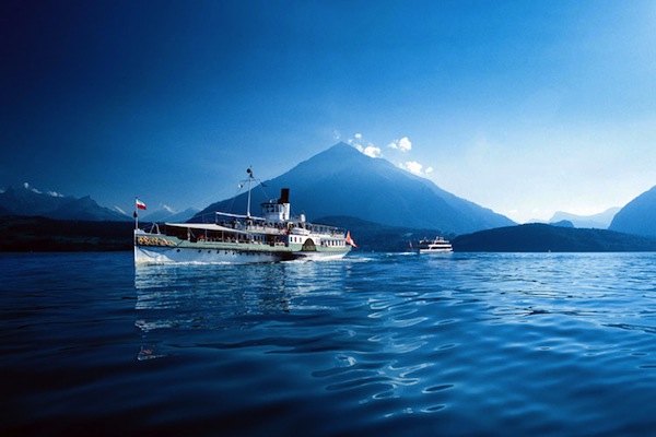 來此地遊覽的遊客，可以從圖恩湖上的船遊欣賞尼森山特別的形狀。（圖片來源／BLS SA）