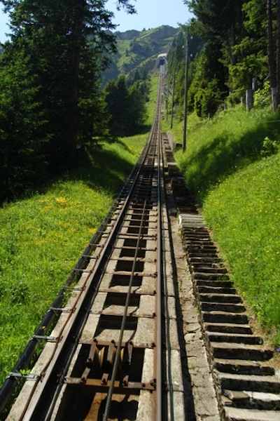 沿著纜車鐵路的樓梯差一點就有一萬二步，而從山腳到山頂的樓梯被視為全球最長的樓梯。（圖片來源／Wikipedia ）