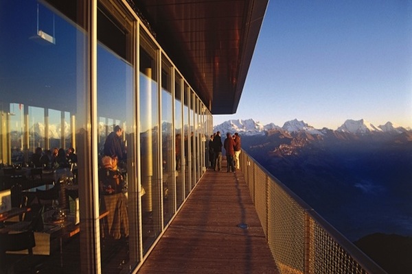到山頂的遠足者可以從該避難所欣賞尼森山的清幽景緻。（圖片來源／Switzerland Tourism）