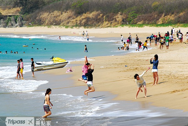 每到夏天，墾丁總是擠滿了前來度假玩水的旅客。(圖片提供／墨刻出版社）