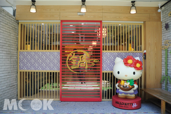 可愛的Hello Kitty公仔就站在門口迎接客人到來。（攝影／MOOK景點家廖啟佑）