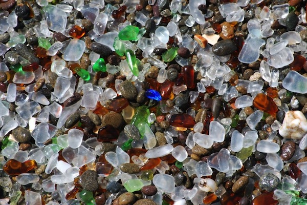 大自然竟然將垃圾變成如此漂亮的拋光玻璃小塊。（圖片來源／Voyager Loin ）