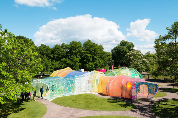 展館白天與夜晚呈現不一樣的空間氛圍。（圖片來源／Serpentine Galleries）