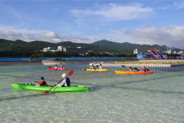 「大佳童樂會―暑假親水趣」今年推出了獨木舟，讓大人也能一起戲水遊玩。（圖片來源／台北旅遊網）