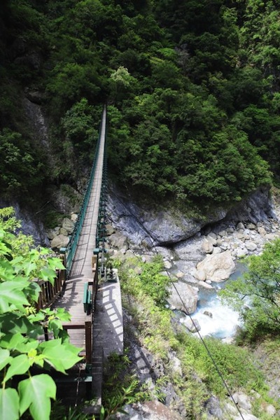 太魯閣國家公園內有許多往返於兩地峽谷的吊橋，有的高達幾百公尺。（圖片來源／花蓮觀光資訊網 ）