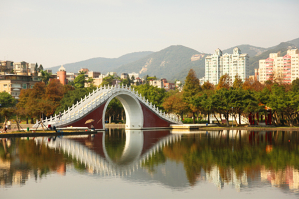 美麗的湖光水色，搭著捷運就能到達享受。 (圖片來源／台北旅遊網）