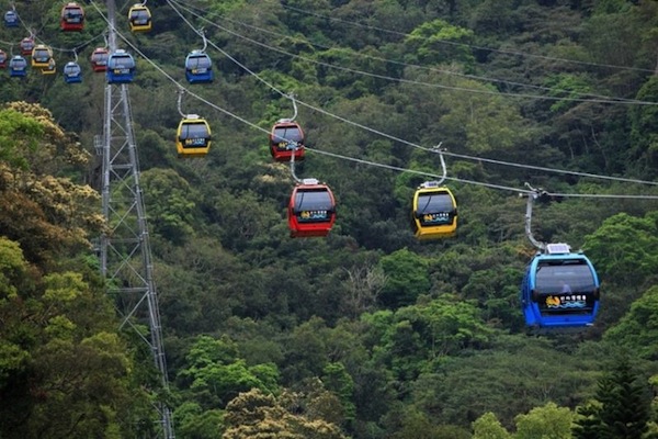 旅客們可乘坐當地特有的纜車來俯視群山峻嶺。（圖片來源／台中航空站 ）