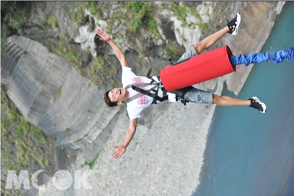 北橫旅遊節推出驚險刺激的高空彈跳活動。（圖片提供／桃園市觀光局）