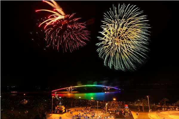 美麗的花火搭配3D光雕秀，讓澎湖夜空更加璀璨。（圖片來源／penghu-nsa）