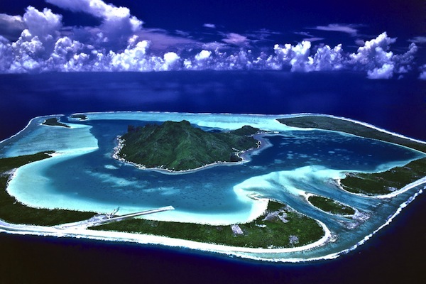 從天空中，可見到由堡礁組合而成的主要島嶼與中間的環礁。（圖片來源／Sailndream ）