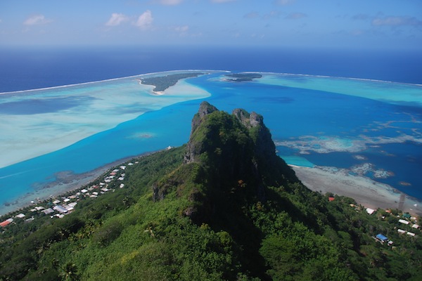 Teurafaatui火山是當地的最高點，旅客可從山頂可讚賞蔚藍的海景 。（圖片來源／Cesttoiletourdumonde ）