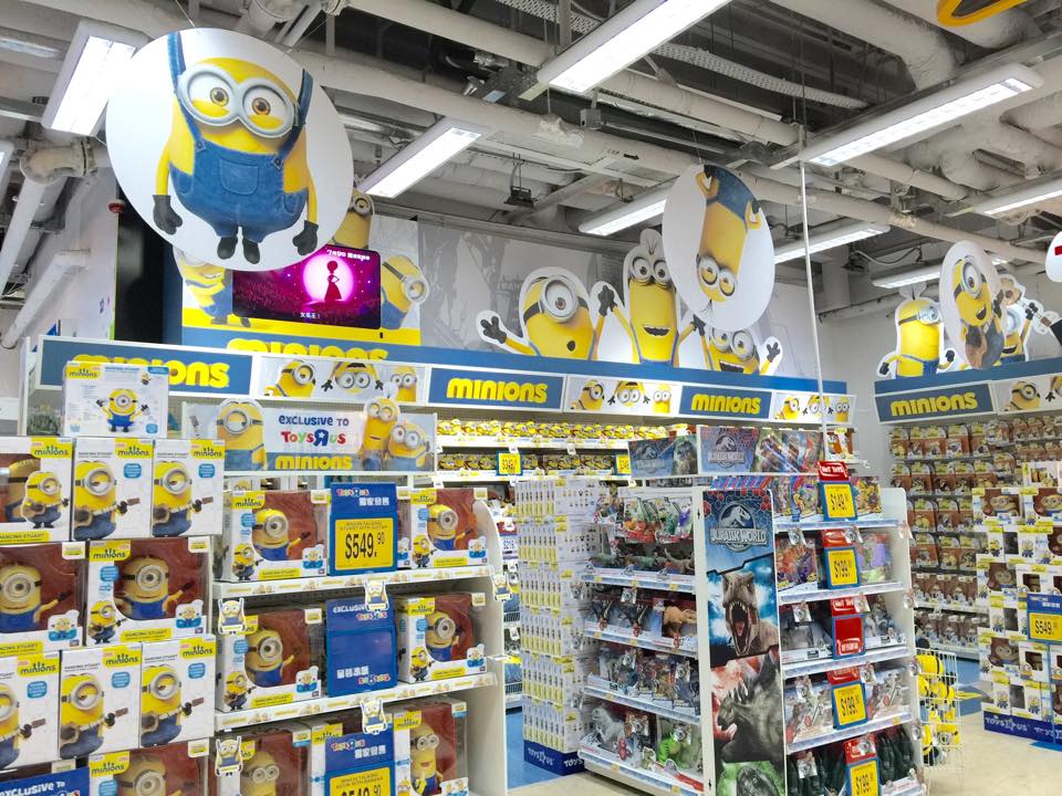 琳瑯滿目的小小兵商品。（圖片來源／Toys "R" Us Hong Kong）