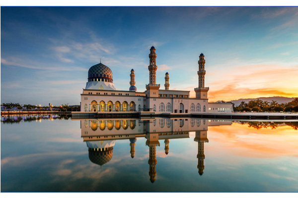 建造於水上的清真寺與湛藍的天空映照水面宛如存在於天空夾層中的堅定信仰。（圖片來源／wall.alphacoders）