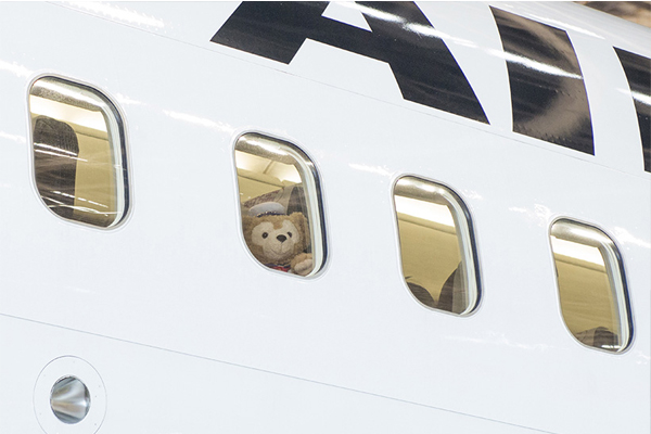 人氣吉祥物達菲熊探出頭來充滿出發去旅行的期待！（圖片來源／tokyodisneyresort）