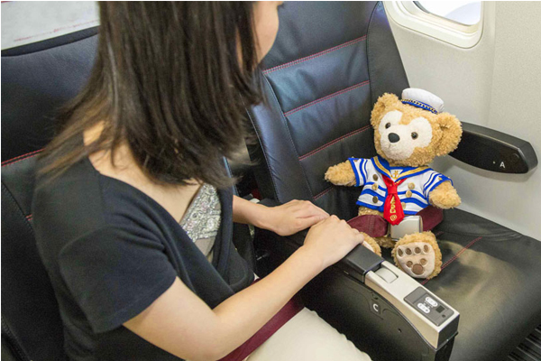 穿上海軍服的達菲熊在飛機上陪著大家一起去旅行。（圖片來源／tokyodisneyresort）